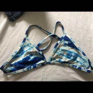 small triangle jolyn top, cloud pattern.Tie back.